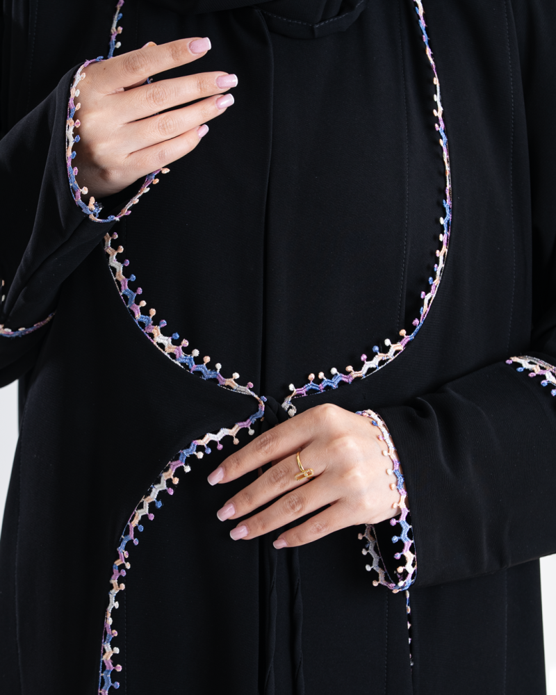 عباية ايلول بقماش كريب ملكي مزين بكلفه بنفسجي ناعم
