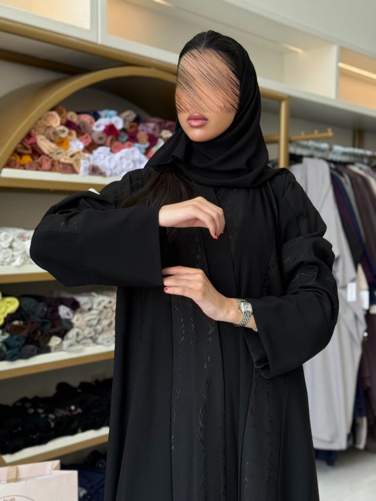 عباية رتين بقماش كريب كوبرا  تدخيلات كريب مطرز اسود