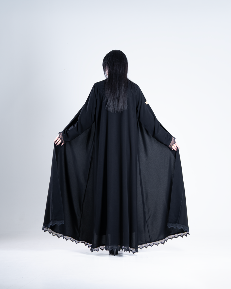 عباية غاليه بقماش كريب ملكي مزين بهدب