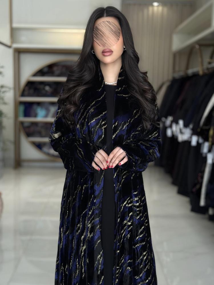 عباية سوداء مع تدخيلات كحلي ولمعة ذهبي