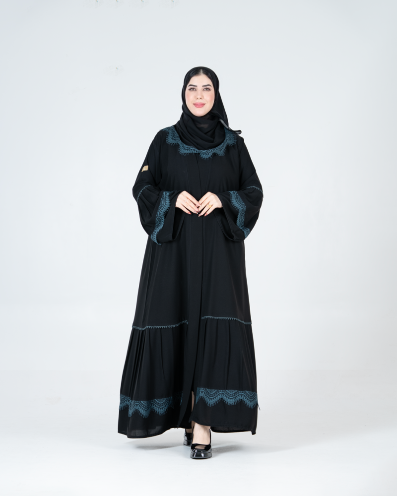 عباية كارلا بقماش كريب ملكي بكسرات مع دانتل زيتي