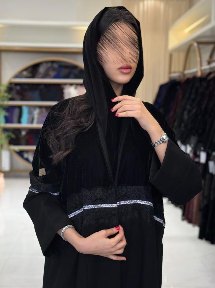 عباية رزين بقماش مخمل تدخيلات كريب الاناقه مزين بدانتل