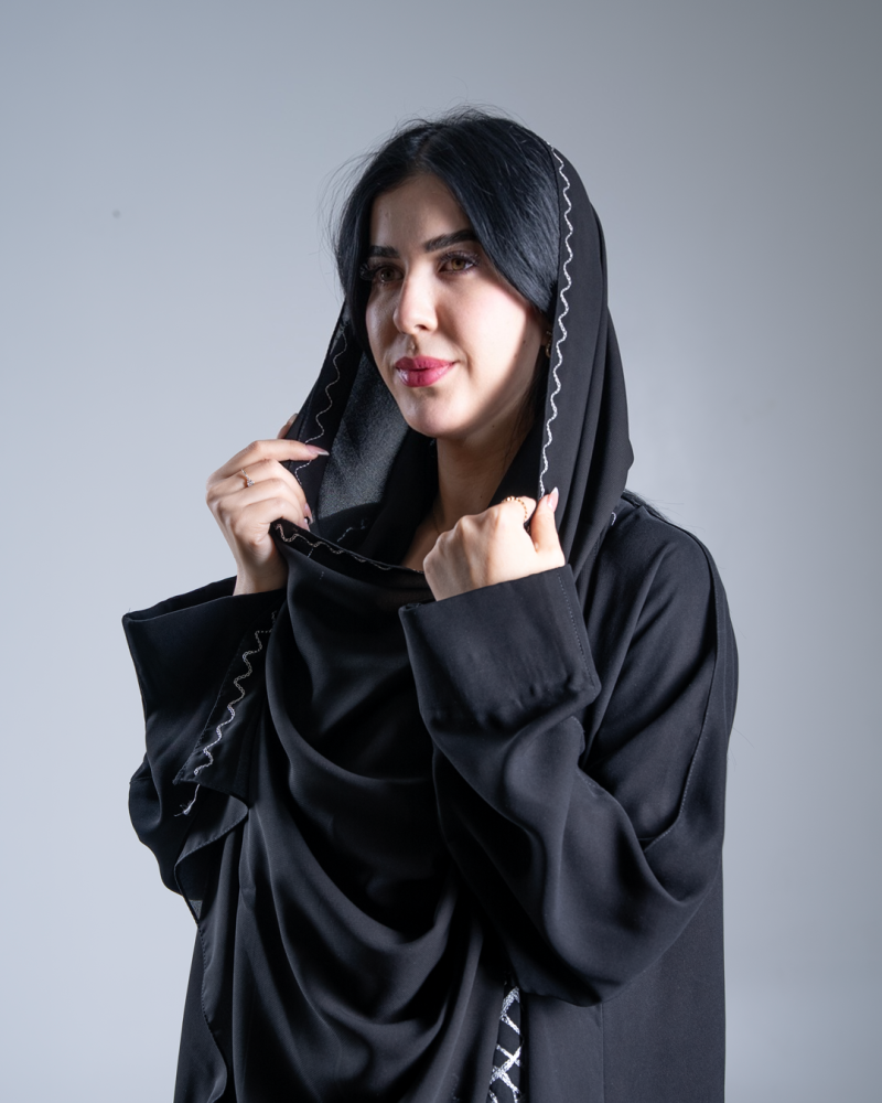 عباية غيد بقماش كريب سرميك بتطريز هاري ابيض