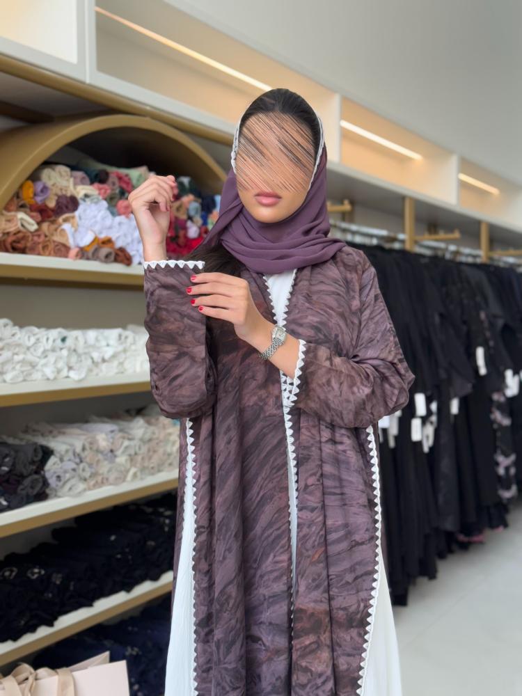 عباية تاي داي بقماش شيفون مبطن لحمي