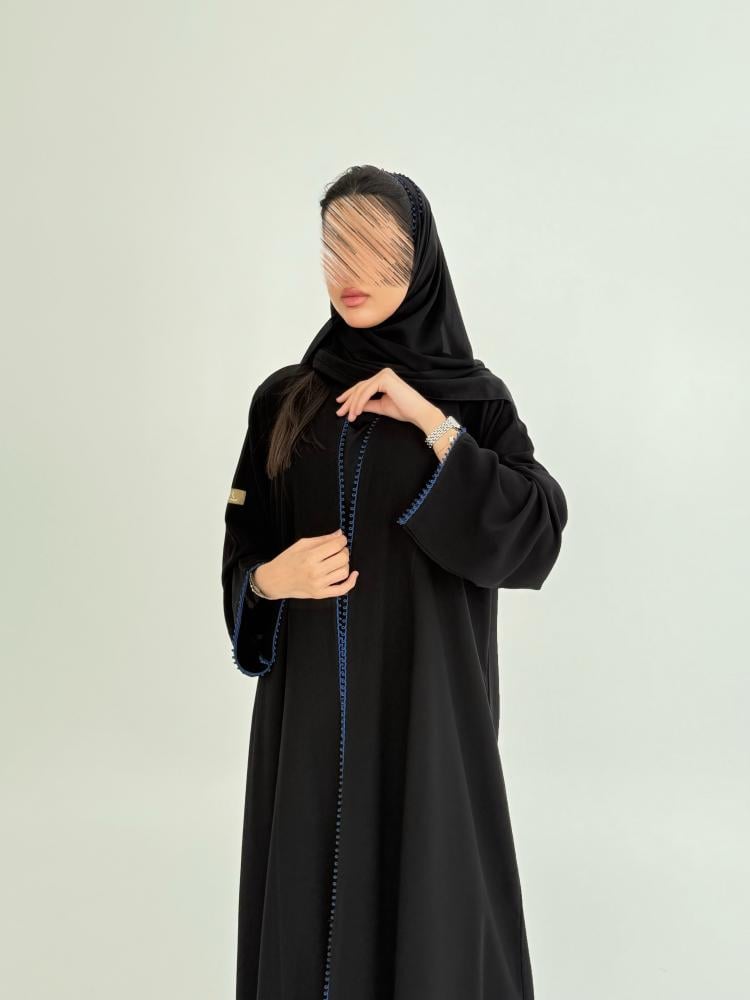 عباية لارين بقماش كريب ملكي مزين بقيطان كحلي 2