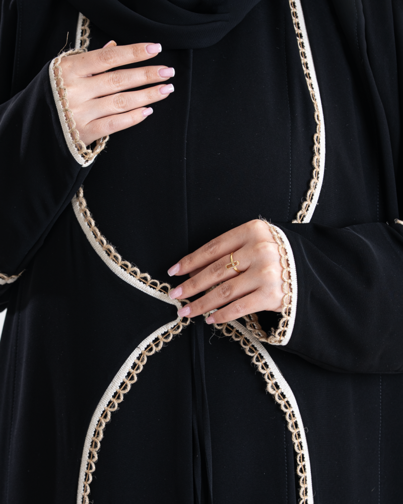 عباية ايلول بقماش كريب ملكي مزين بكلفه بيج