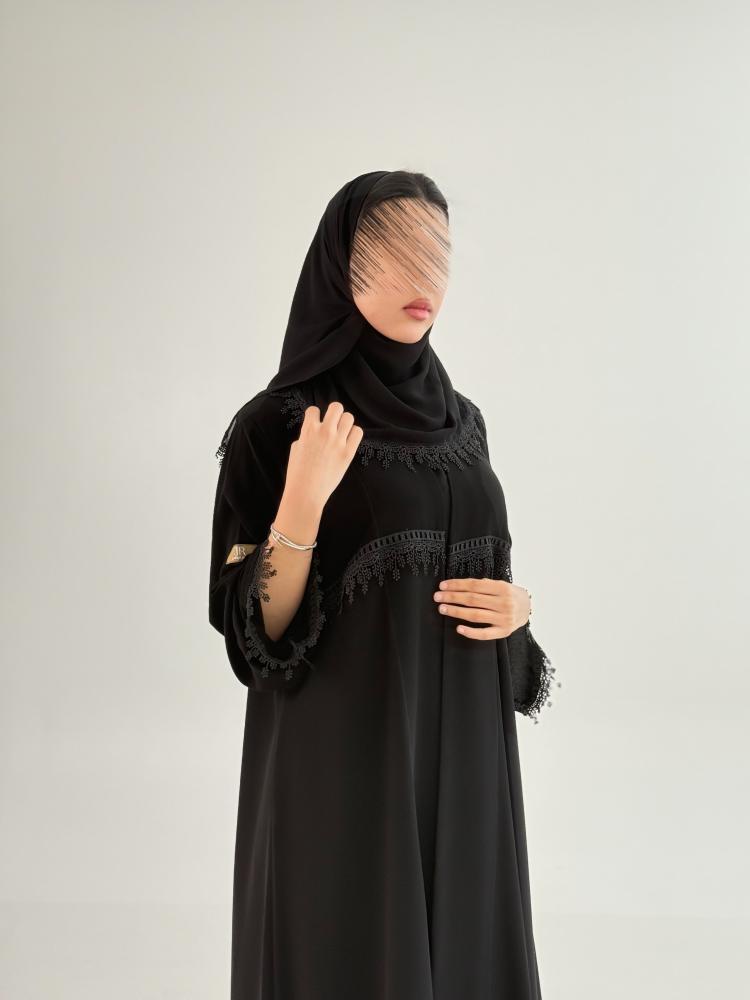 عباية ليالي بقماش كريب ملكي مزين بهدب  ١