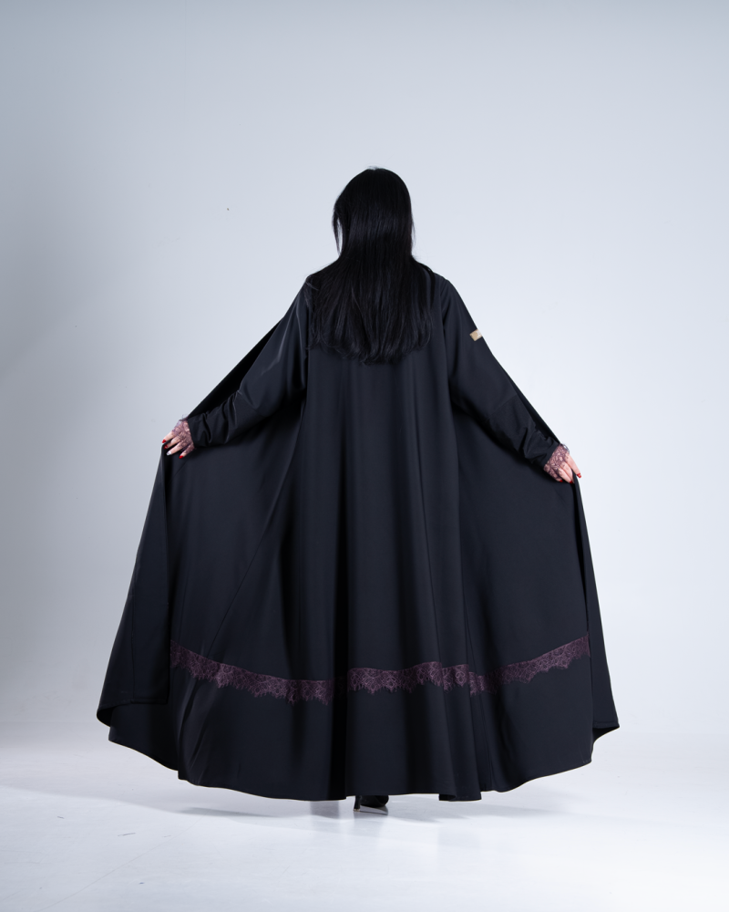 عباية لارا بقماش كرز مزين بدانتل عودي