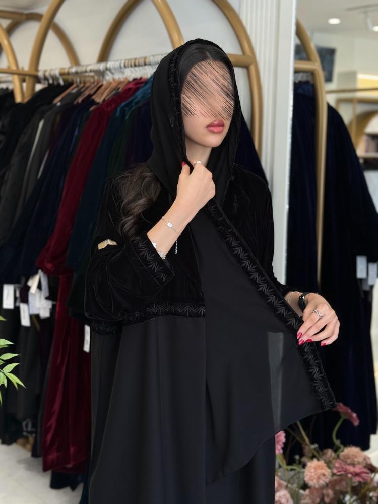 عباية محاسن بقماش مخمل كوري تدخيلات كريب الاناقه بتطريز  اسود 1