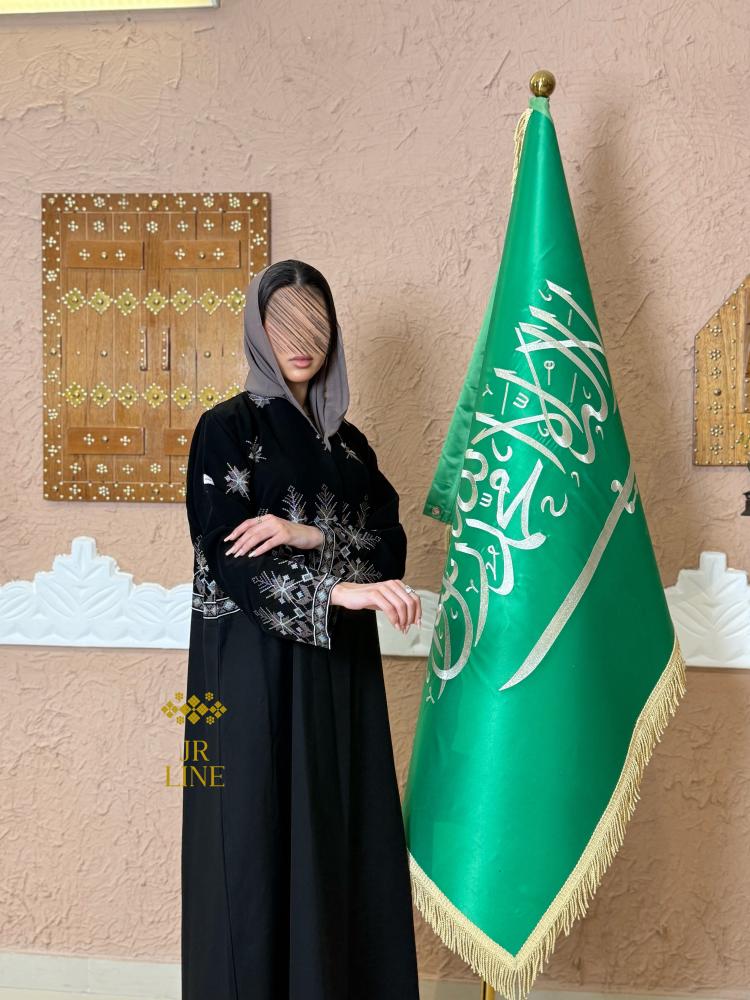 عباية رؤية بقماش كريب الابداع بتطريز بيج