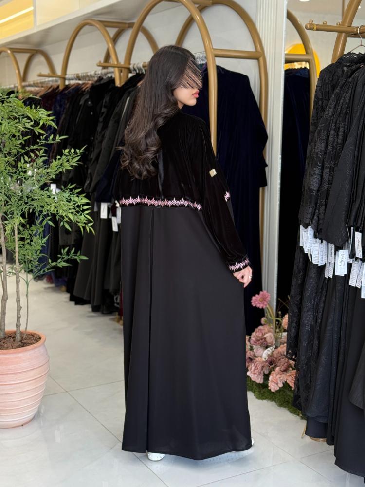 عباية محاسن بقماش مخمل كوري تدخيلات كريب الاناقه بتطريز اسود 2