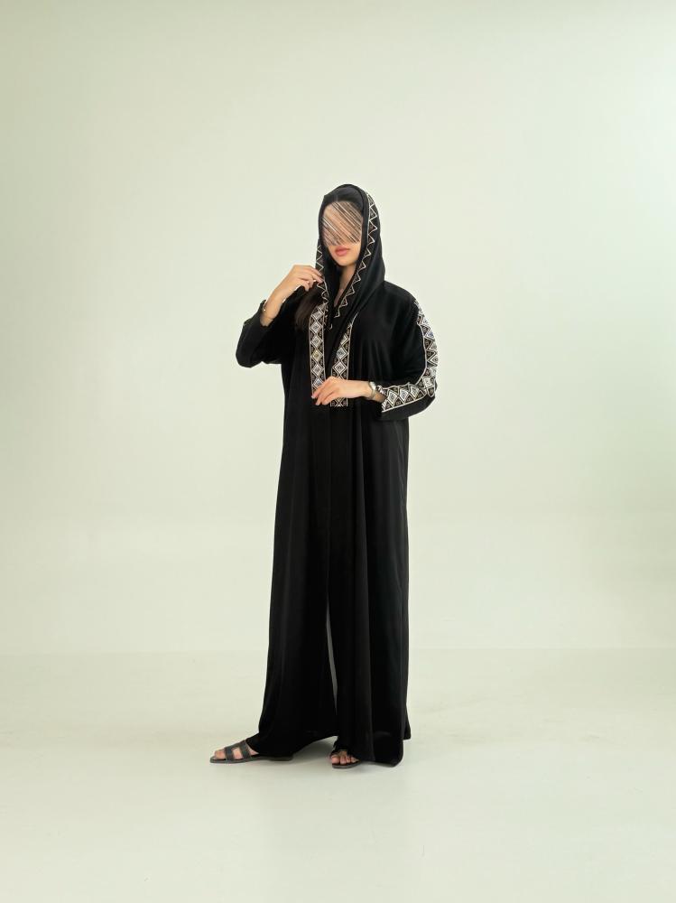 عباية سمرا بقماش كريب ملكي تدخيلات تطريز بيج