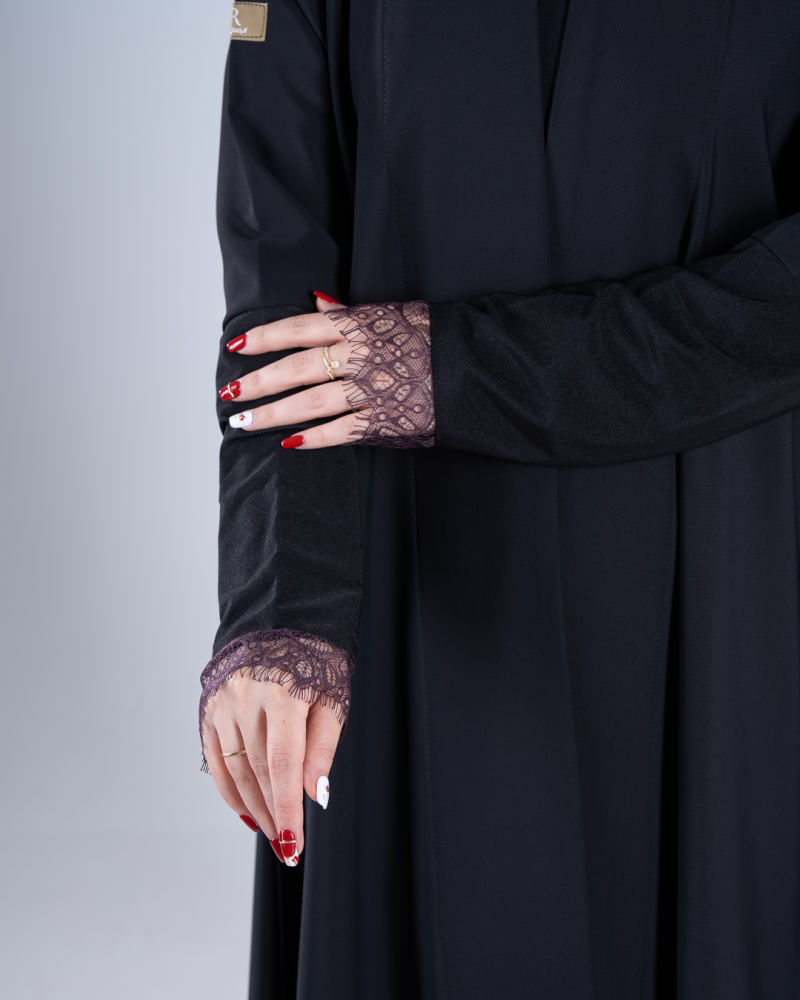 عباية لارا بقماش كرز مزين بدانتل عودي