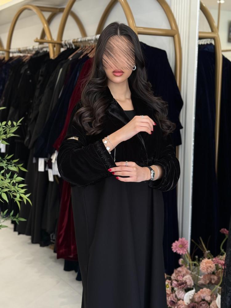 عباية محاسن بقماش مخمل كوري تدخيلات كريب الاناقه بتطريز  اسود 1