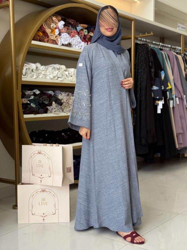 عباية فاديا بقماش لنن تركي بتطريز بالكم وشك سماوي