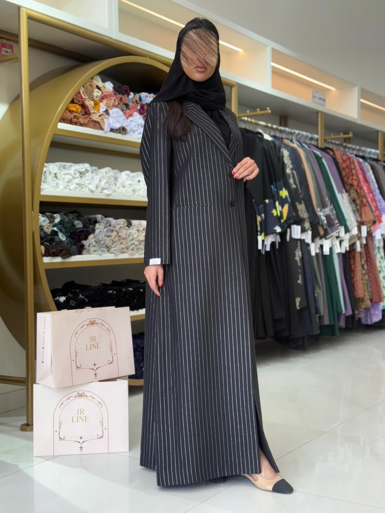 عباية بليزر بقماش كريب مخطط