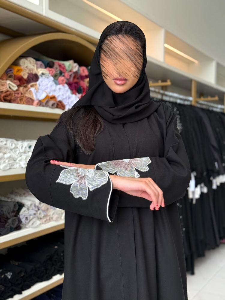 عباية ميلاس بقماش كريب الاناقة بتطريز ورود ابيض
