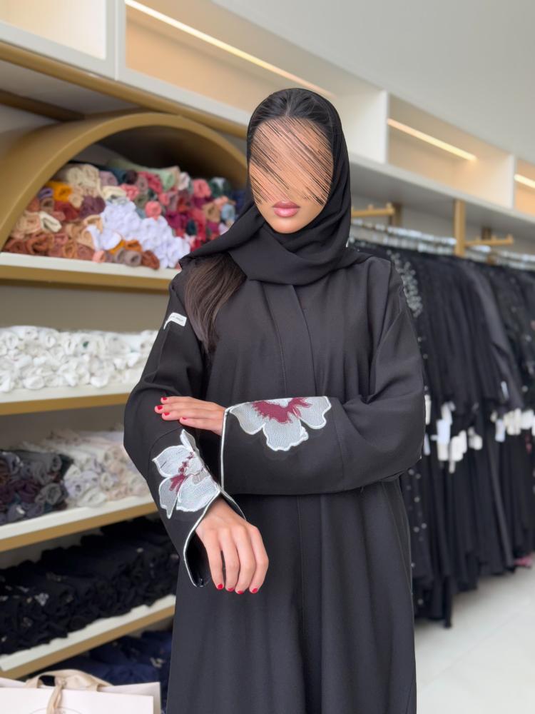 عباية ميلاس بقماش كريب الاناقة بتطريز ورود ابيض بعنابي