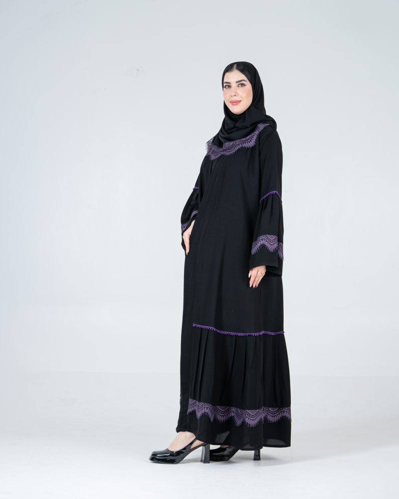 عباية كارلا بقماش كريب ملكي بكسرات مع دانتل بنفسجي