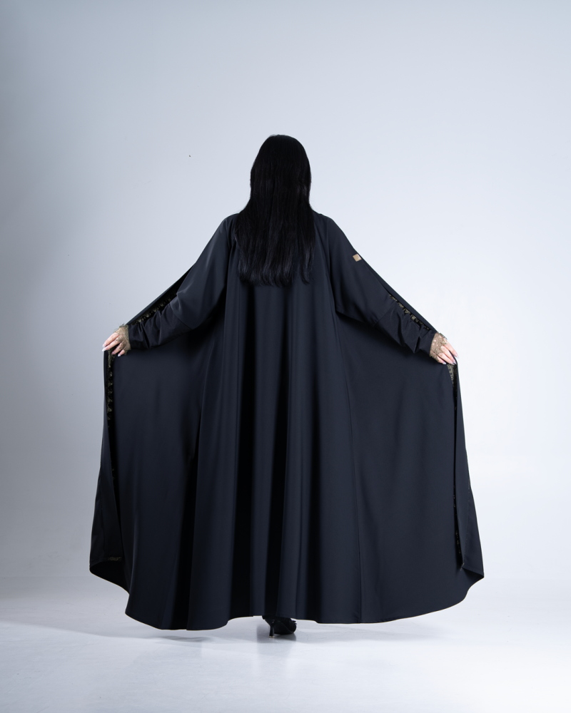 عباية ماس بقماش كرز مزين بدانتل تيفاني