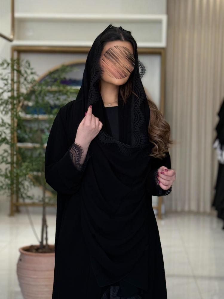 عباية نور  بقماش كريب ملكي تدخيلات كريب بني مزين بدانتل