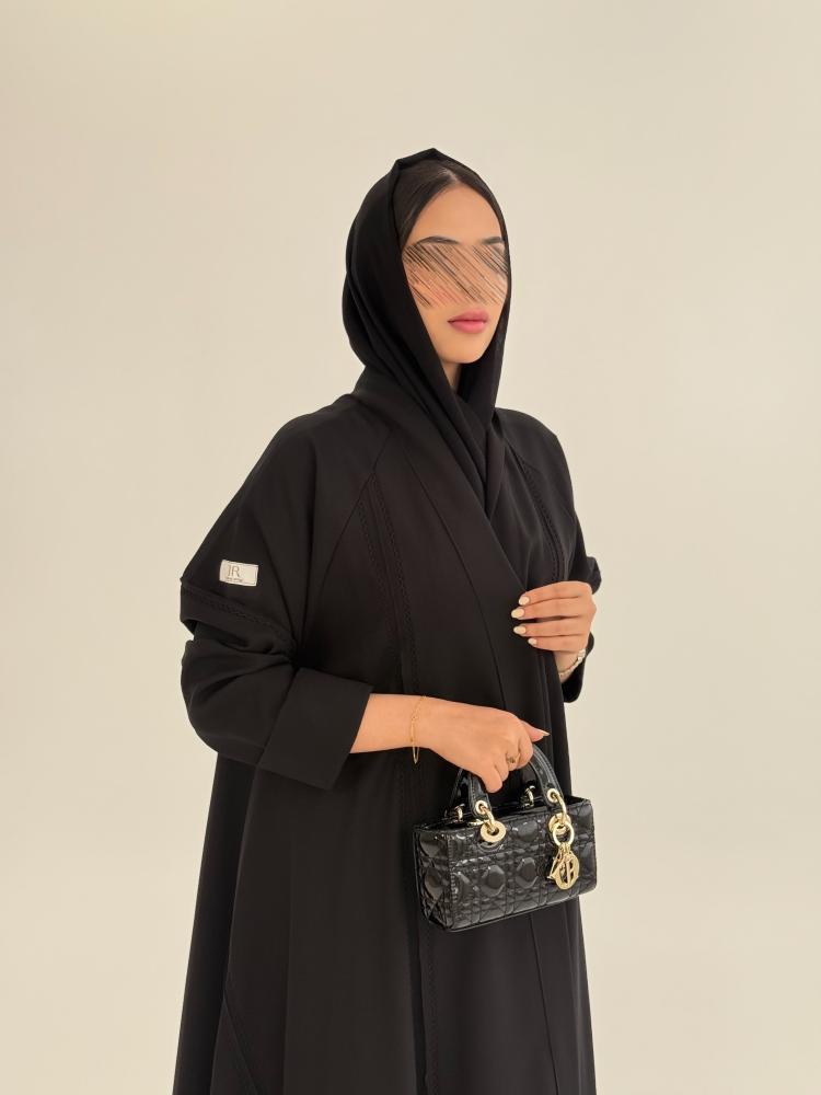 عباية روان بقماش كريب الاناقة بتطريز هاري اسود