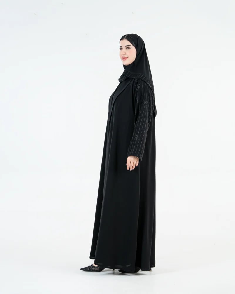 عباية مزنه بقماش كريب ملكي تطريز بالكم اسود