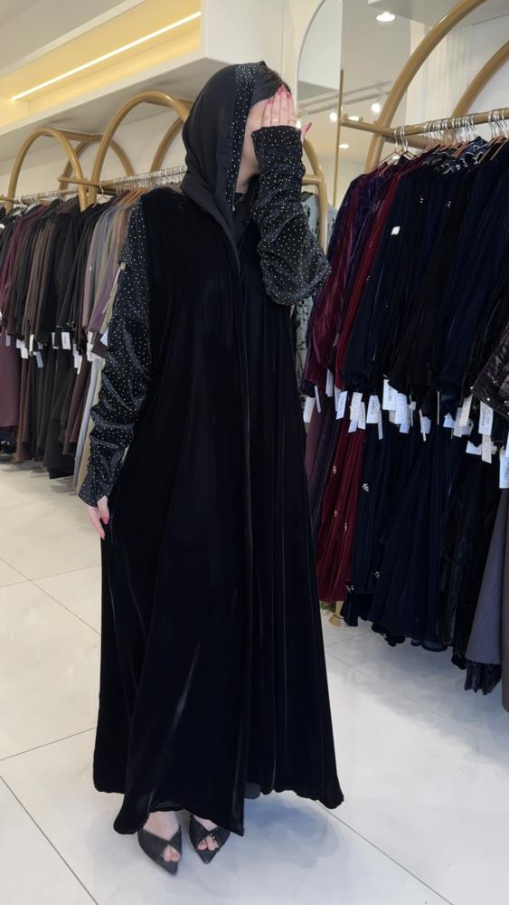 عباية فله بقماش مخمل منقط ابيض