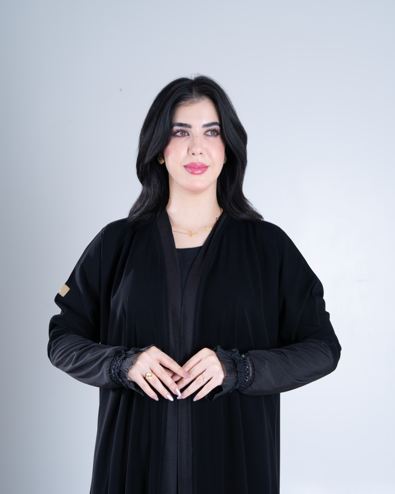 عباية فاليا بقماش كريب ملكي مزين بدانتل كسرات
