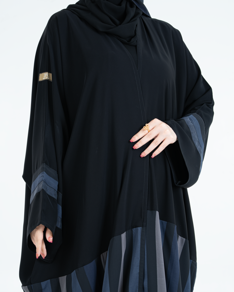 عباية لوسي بقماش كريب نواعم مخططه كحلي