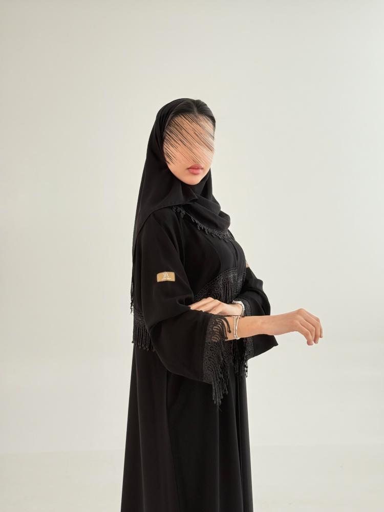 عباية ليالي بقماش كريب ملكي مزين بهدب ٢