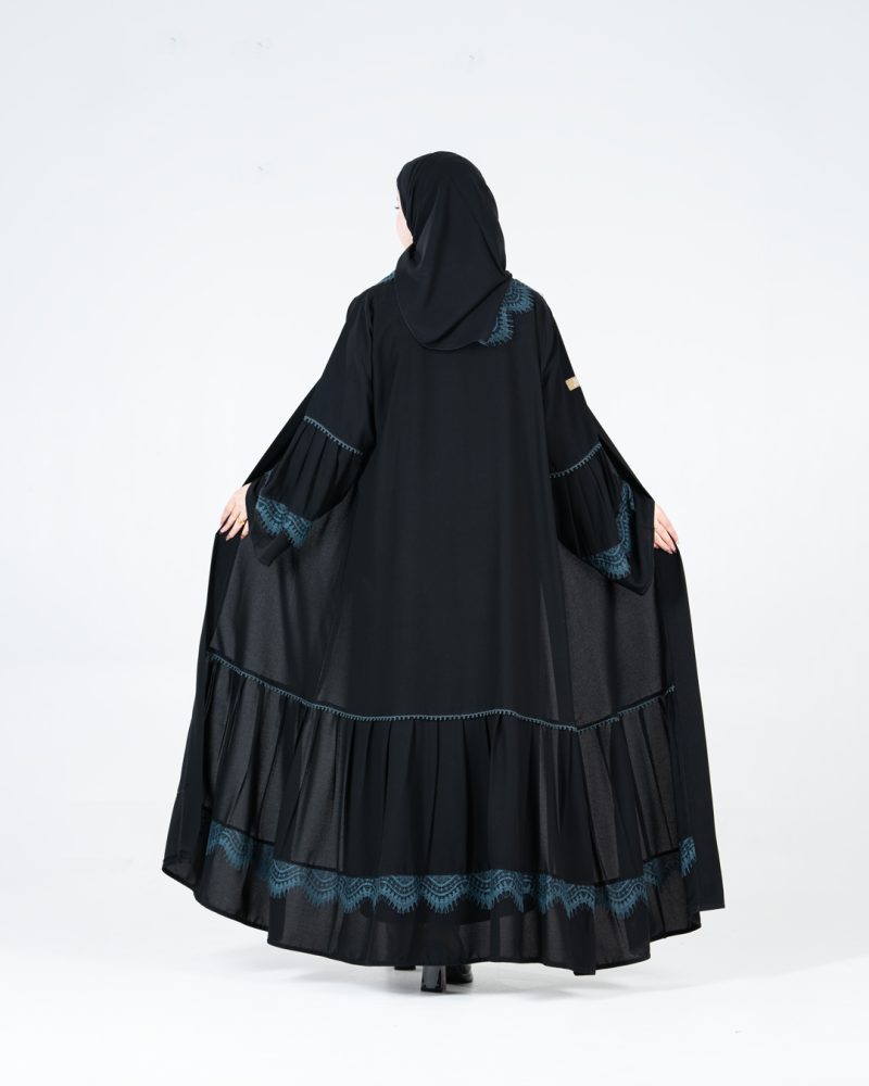 عباية كارلا بقماش كريب ملكي بكسرات مع دانتل زيتي