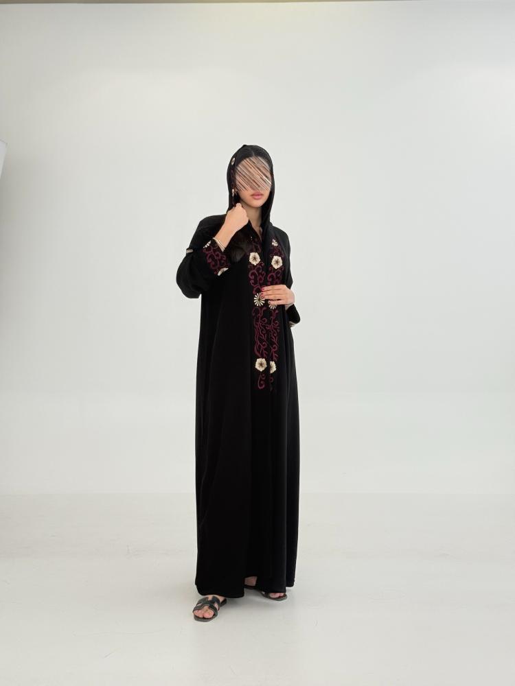 عباية خالده بقماش كريب ملكي مزين بتطريز عنابي