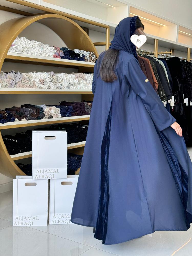تشكيلة شتاء 2026- عباية سديم بقماش كريب الاناقه مع مخمل مموج كحلي