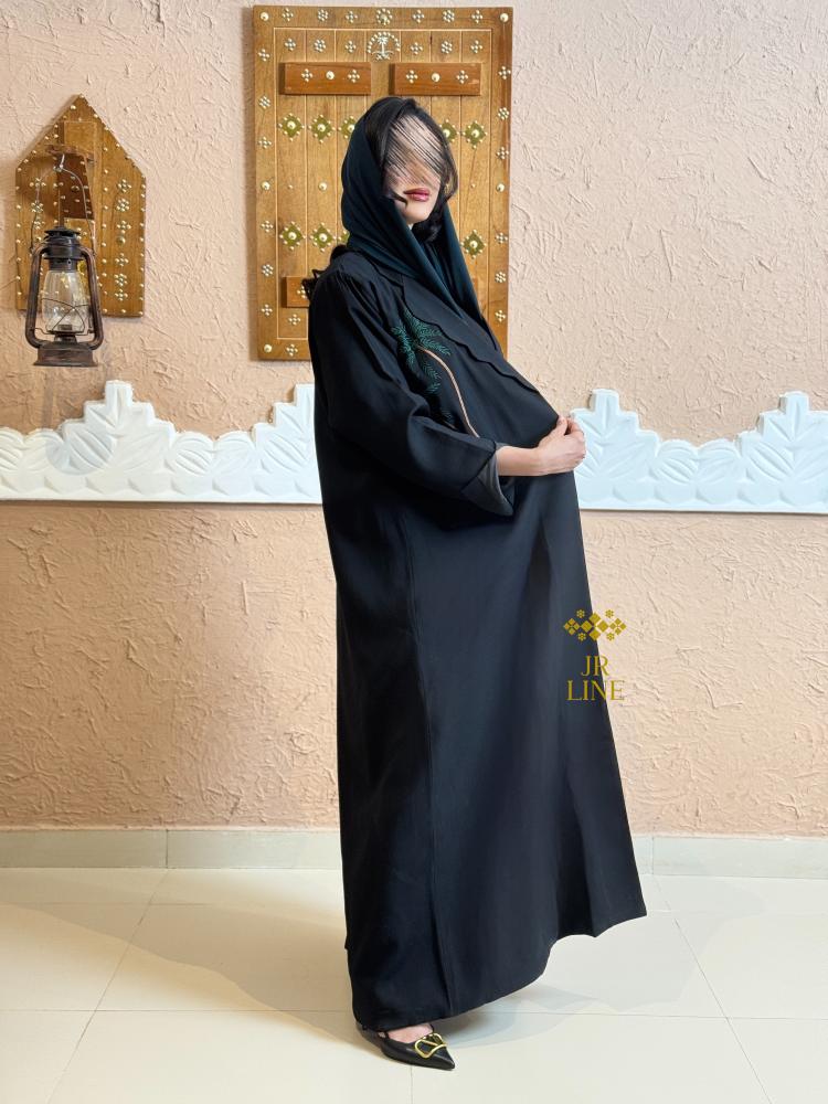 اليوم الوطني بليزر  | عباية علو بقماش كريب كوري بتطريز اسود