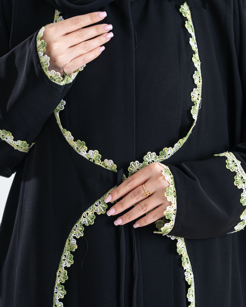 عباية ايلول بقماش كريب ملكي مزين بكلفه عشبي