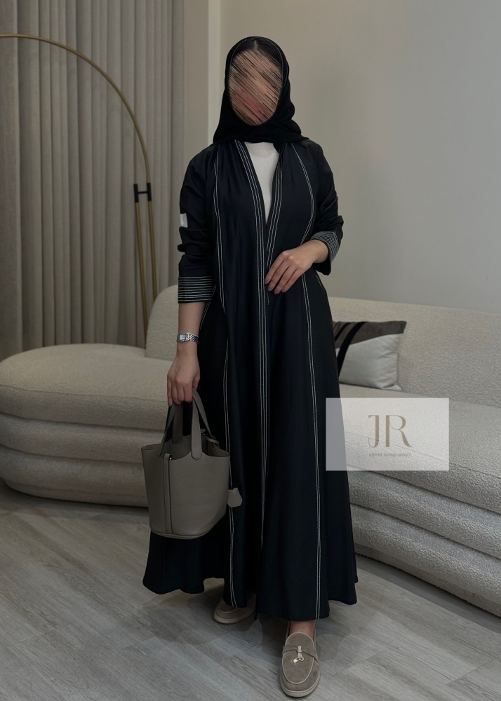عباية جمانه l كريب روزا مزين بخيط ابيض وجيب - اسود