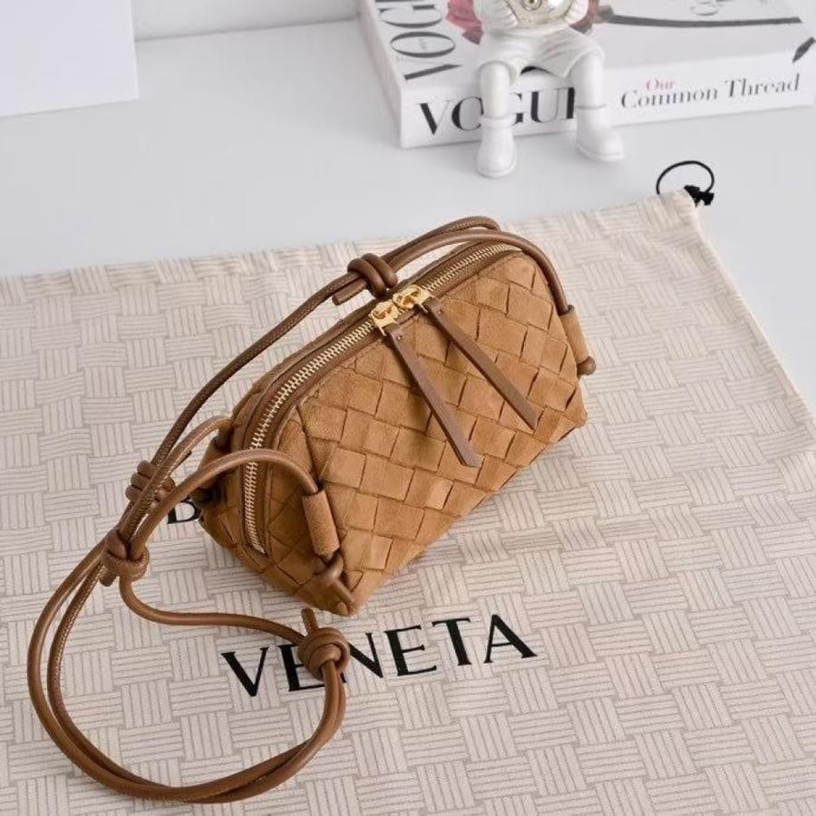 Bottega Concert  pouch ：18.5*11.5*8.5