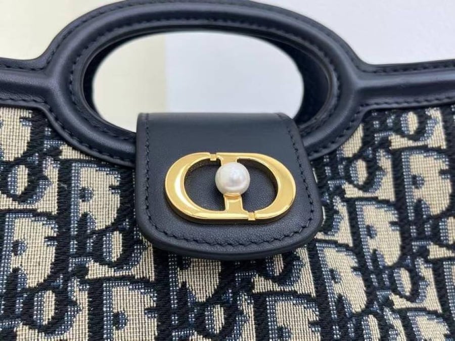 Jolie Top Handle – حقيبة يد أنيقة وفاخرة