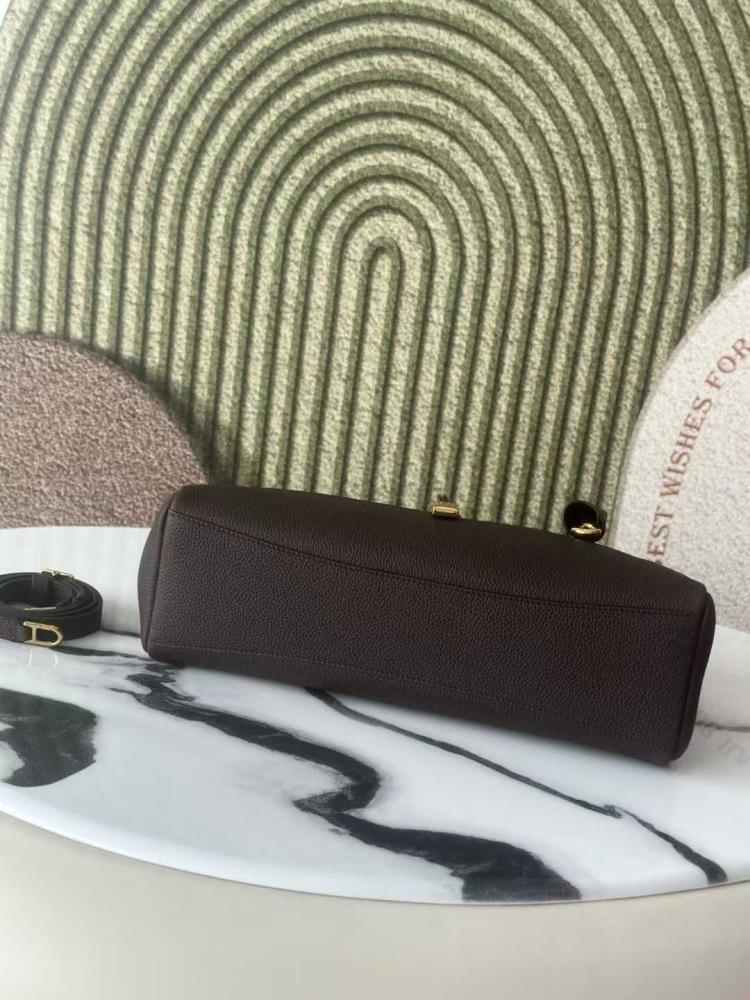 Loro Piana Extra Softy Bag L33 – حقيبة لورو بيان فاخرة بتصميم ناعم وأنيق