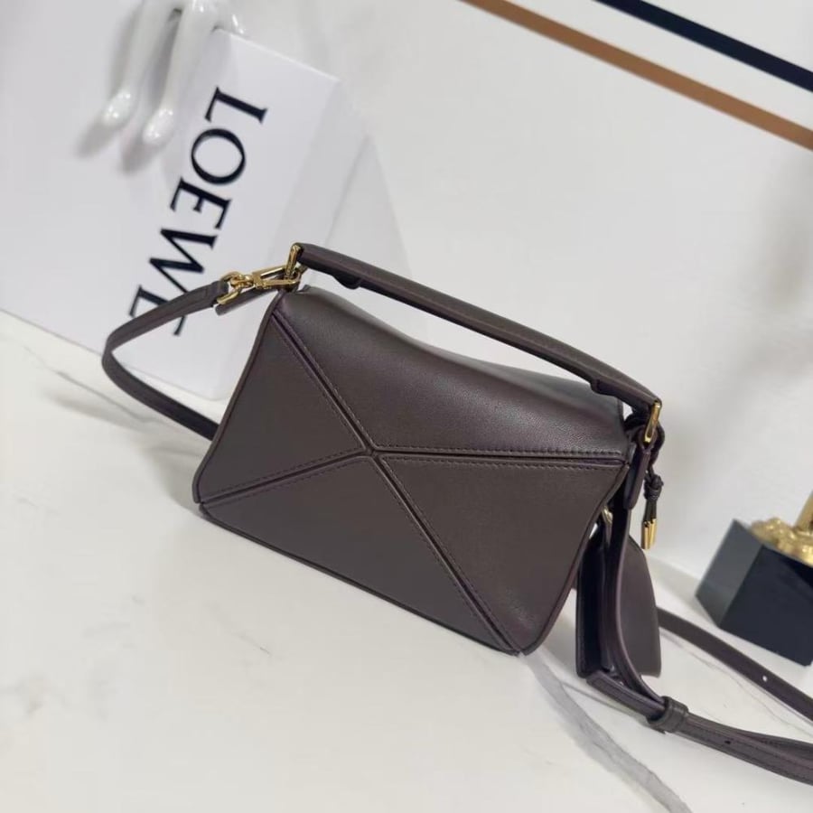 حقيبة لويفي فيذرلايت بازل 24 سم – Loewe
