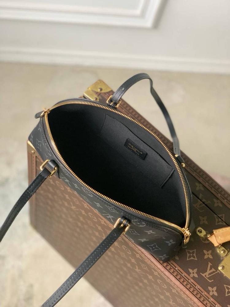 حقيبة  لوي فيتون SQUIRE EAST-WEST - المقاس: 29 × 14 × 8 سم