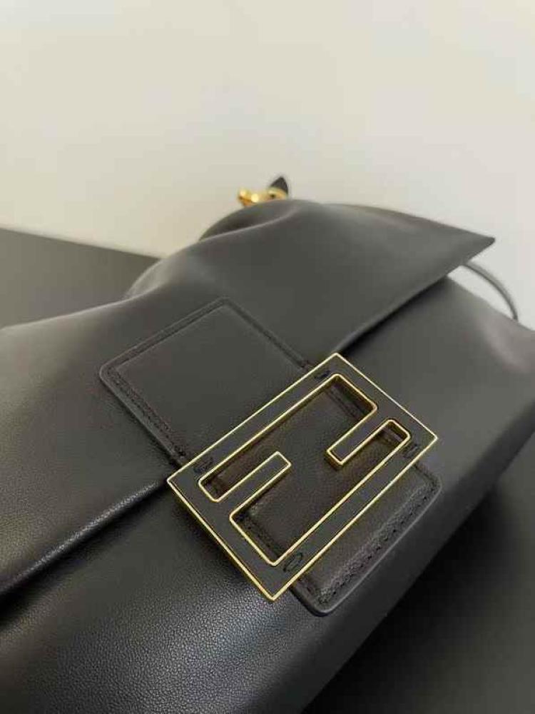حقيبة فندي ماما باجيت فاخرة - Fendi Mamma Baguette Bag