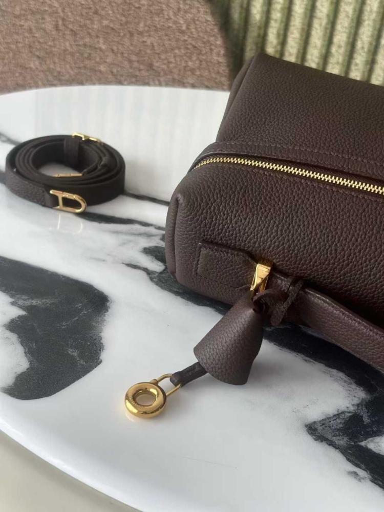 Loro Piana Extra Softy Bag L33 – حقيبة لورو بيان فاخرة بتصميم ناعم وأنيق