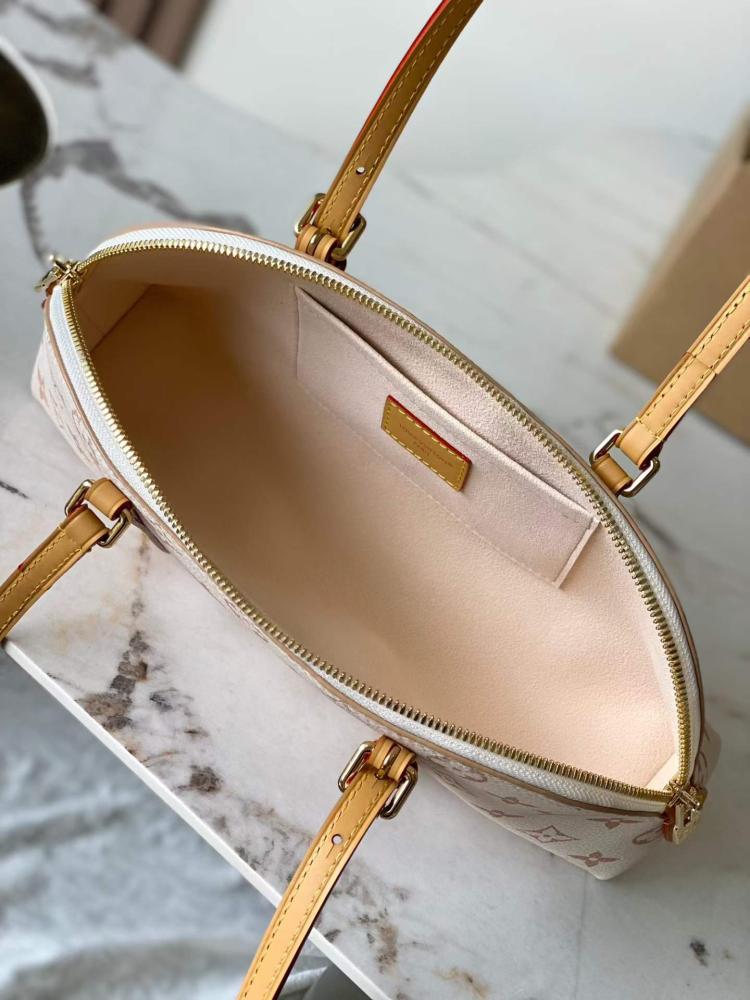 حقيبة  لوي فيتون SQUIRE EAST-WEST - المقاس: 29 × 14 × 8 سم