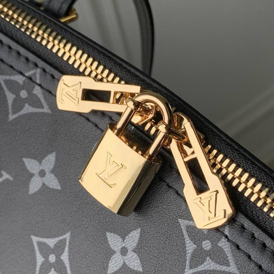 حقيبة  لوي فيتون SQUIRE EAST-WEST - المقاس: 29 × 14 × 8 سم
