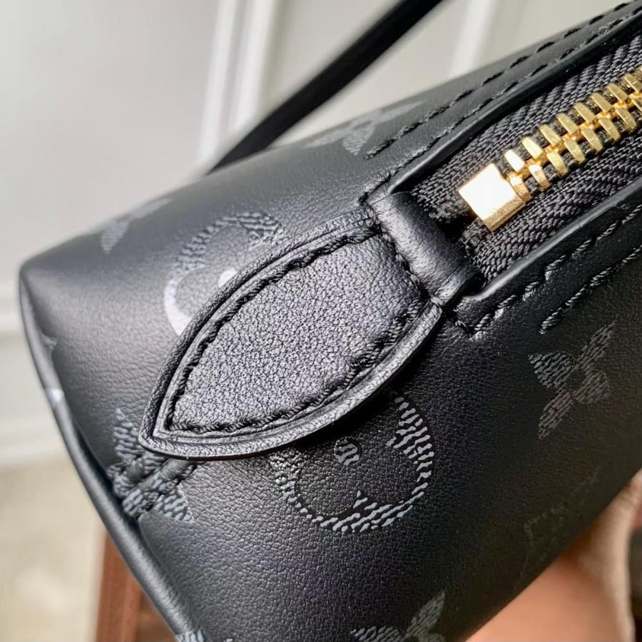 حقيبة  لوي فيتون SQUIRE EAST-WEST - المقاس: 29 × 14 × 8 سم