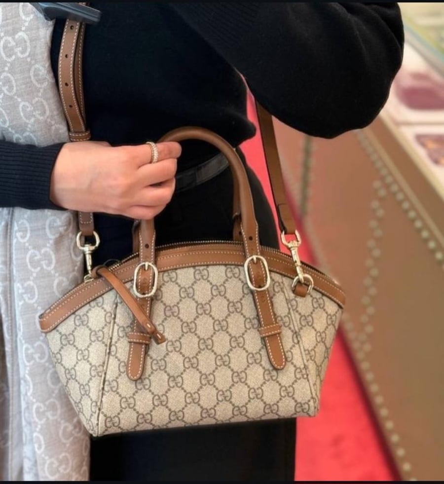 Gucci emblem  839005 size 31×17×12