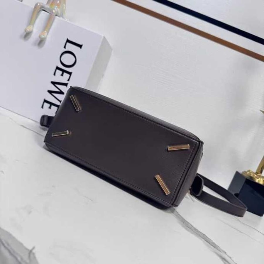 حقيبة لويفي فيذرلايت بازل 24 سم – Loewe