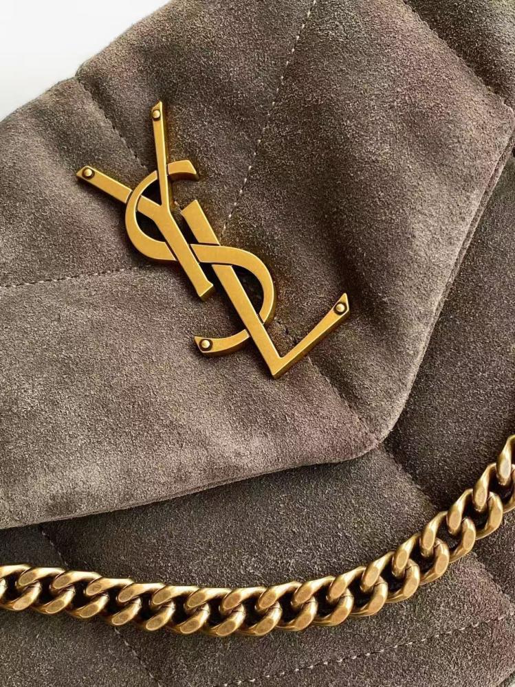 : حقيبة سان لوران توي بافر بجلد الشمواه الرمادي Saint Laurent Toy Puffer 29 x 17 x 11 cm